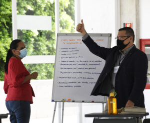 Mostrar a los asistentes del curso, participando en una de las actividades educativas